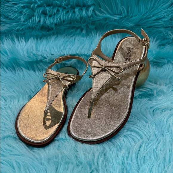 MICHAEL Michael Kors Nori Metallic Leather T-Strap Sandals. Gold. New - Picture 4 of 9